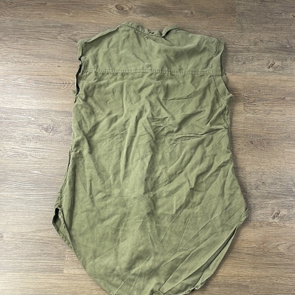 Emberley Women’s Sage Green Sleeveless Collared Button Down Blouse, size small - Picture 8 of 9